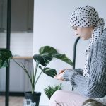Stijlvol en zelfverzekerd: Hoe kleurrijke oorbellen en chemo mutsen samen een statement maken